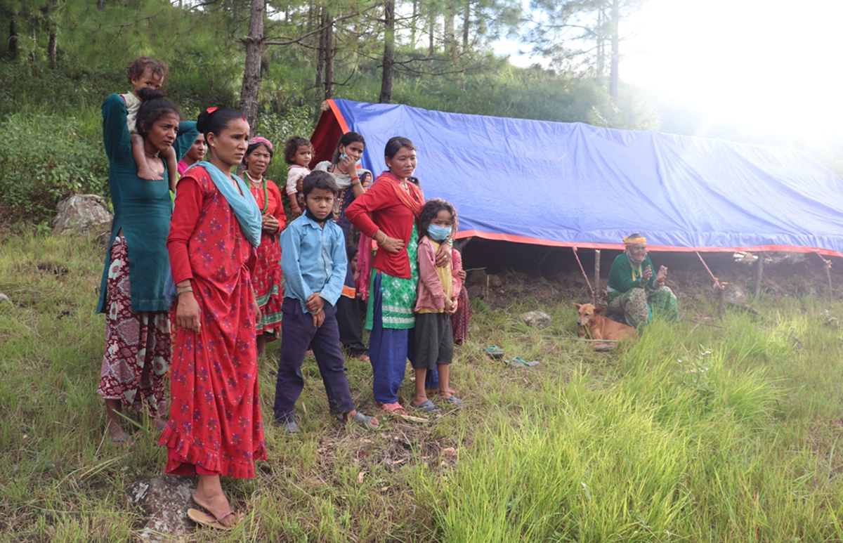 पहिरोले घर भत्किन थालेपछि डडेल्धुराका ३५ परिवारको पालमुनि बास 